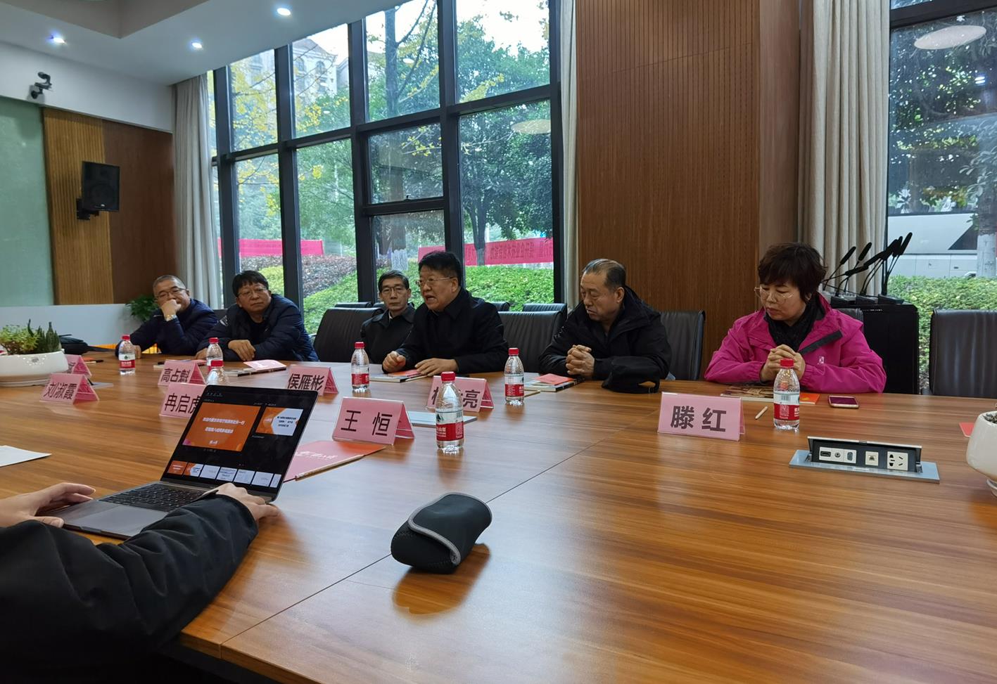 侯雁冰處長一行到豬八戒網(wǎng)參觀座談