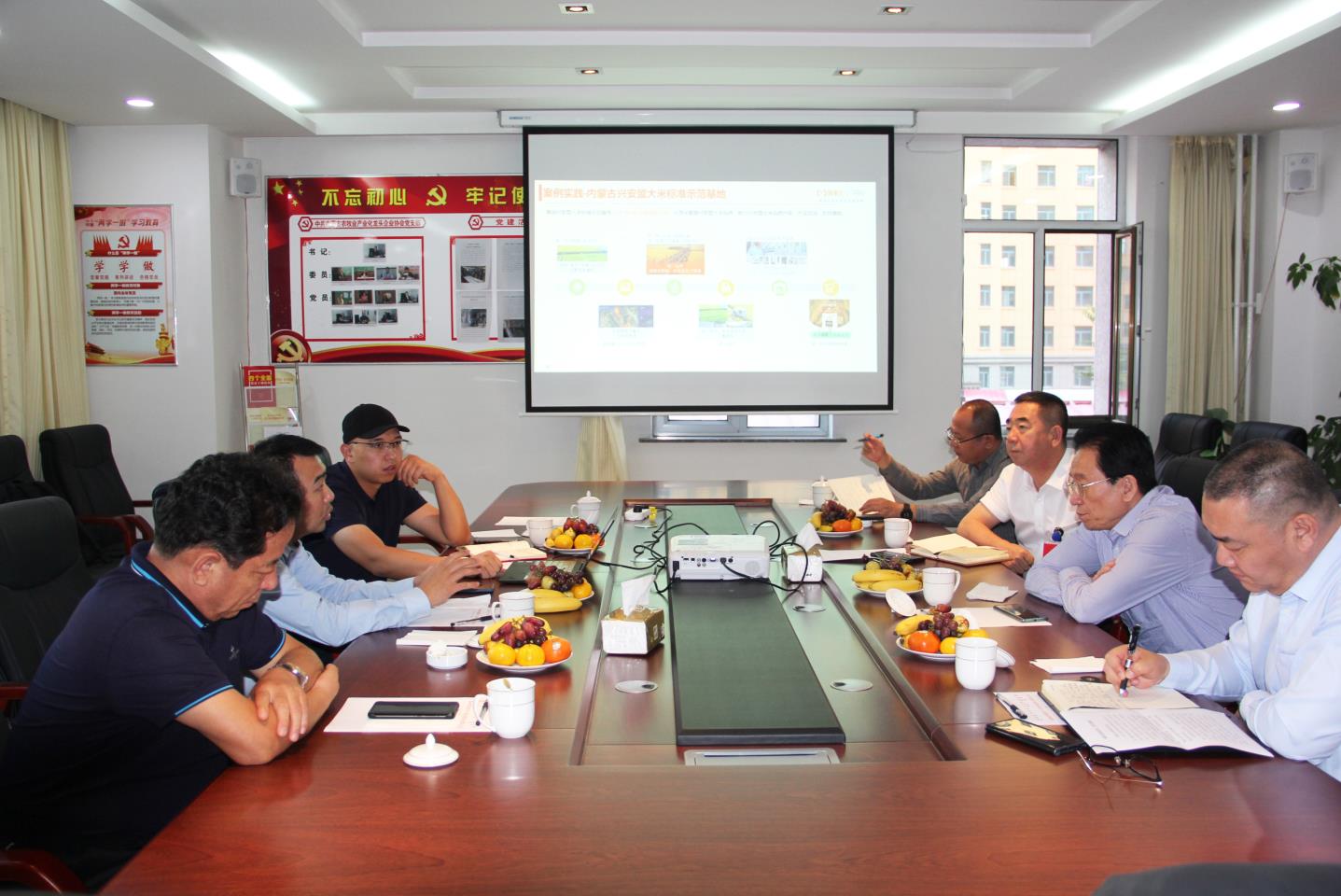 內(nèi)蒙古農(nóng)牧業(yè)產(chǎn)業(yè)化龍頭企業(yè)協(xié)會(huì)與阿里巴巴中國(guó)區(qū)域西北大區(qū)總經(jīng)理衛(wèi)煒一行洽談合作