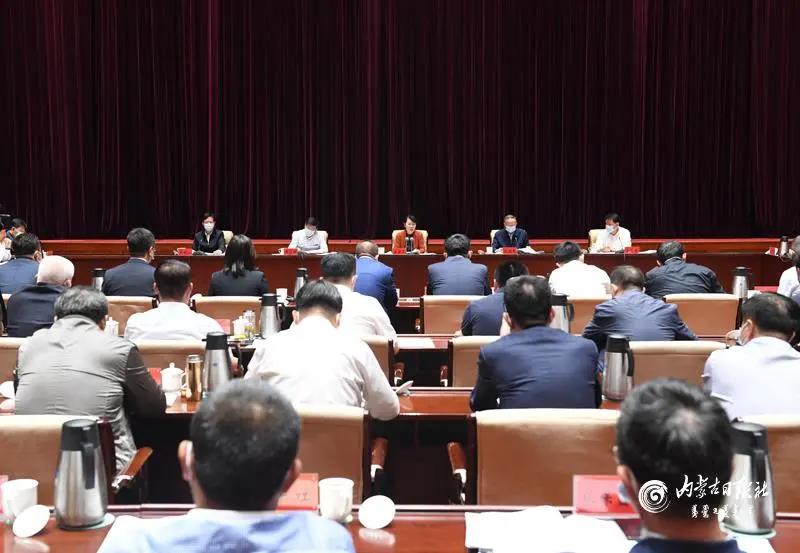 王莉霞主席主持召開自治區(qū)民營(yíng)企業(yè)座談會(huì)，周勇會(huì)長(zhǎng)作專題匯報(bào)